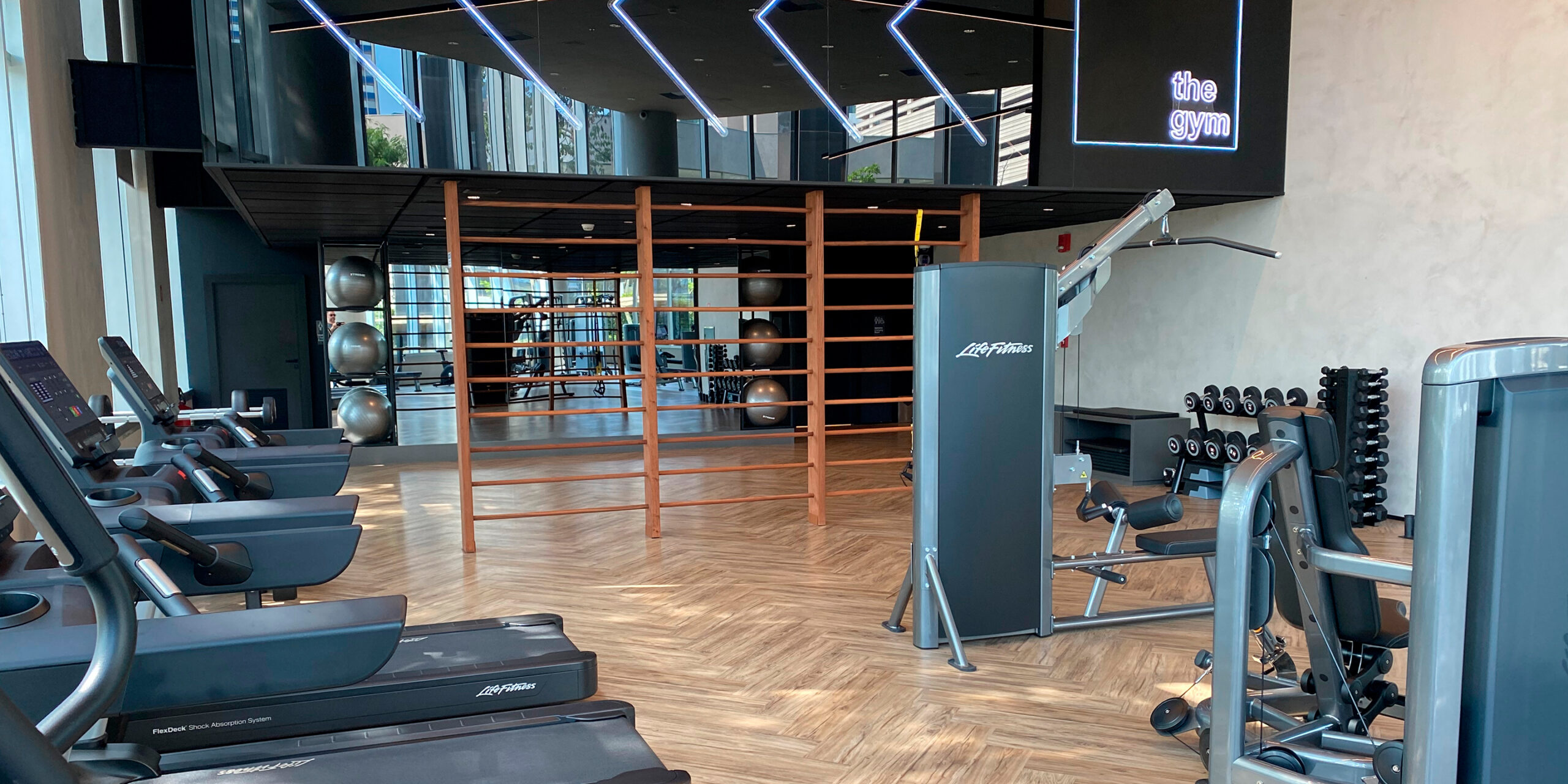 Foto da academia The Gym com aparelhos Life Fitness